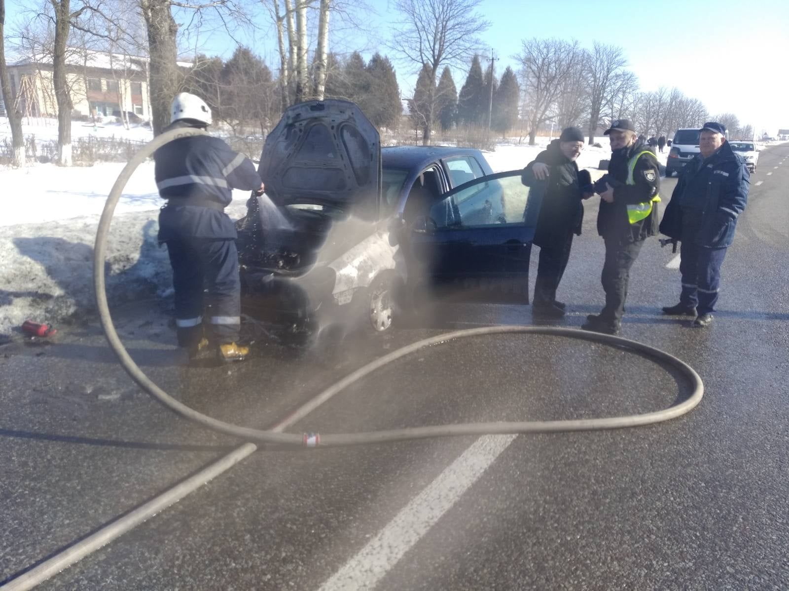 На Львовщине во время движения загорелся Volkswagen: авто очень пострадало - фото с места пожара