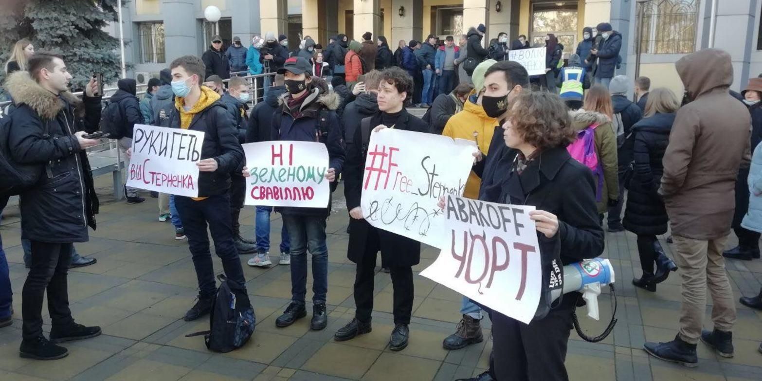 Стерненка вивезли з суду: активісти блокували дорогу – відео Стерненка вивезли з суду: активісти блокували дорогу – відео