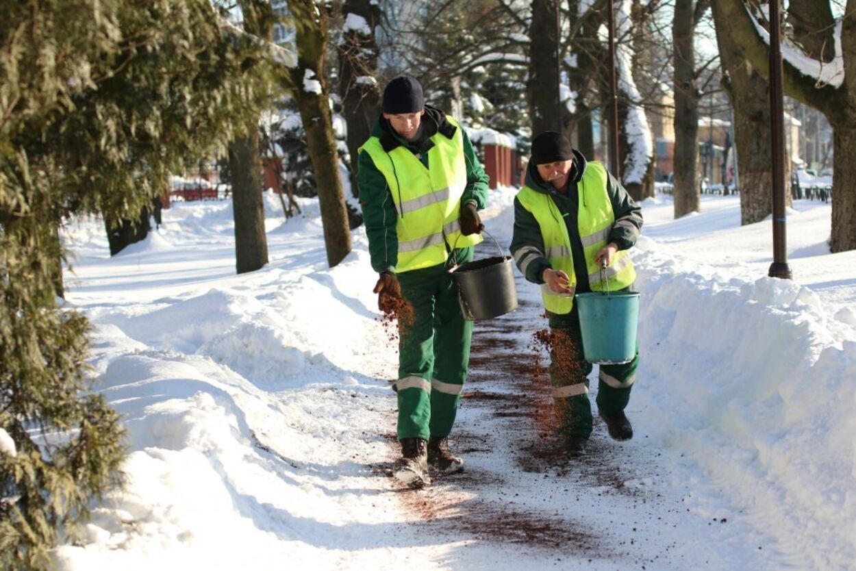 У Львові продовжують боротись з ожеледицею за допомогою кавової гущі: фото У Львові продовжують боротись з ожеледицею за допомогою кавової гущі: фото