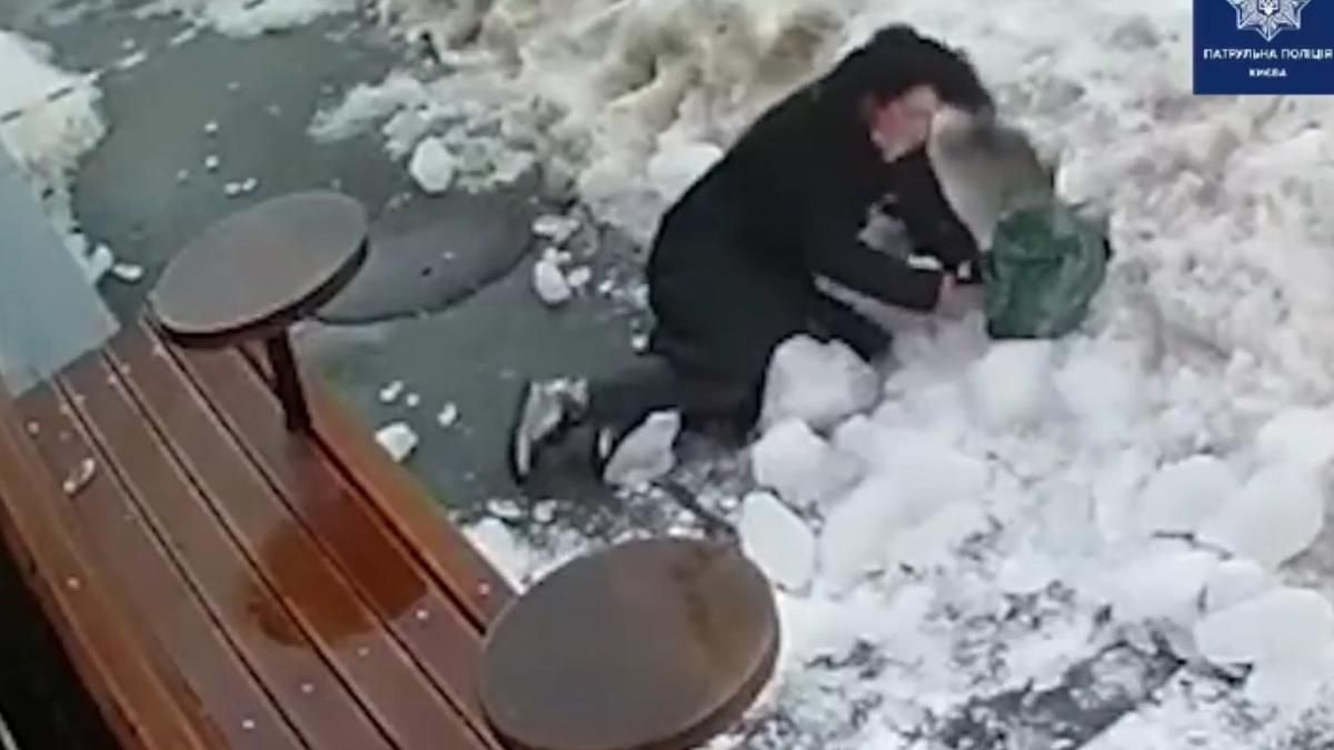 В Киеве женщину завалило снегом: она зашла за ленту - видео 
