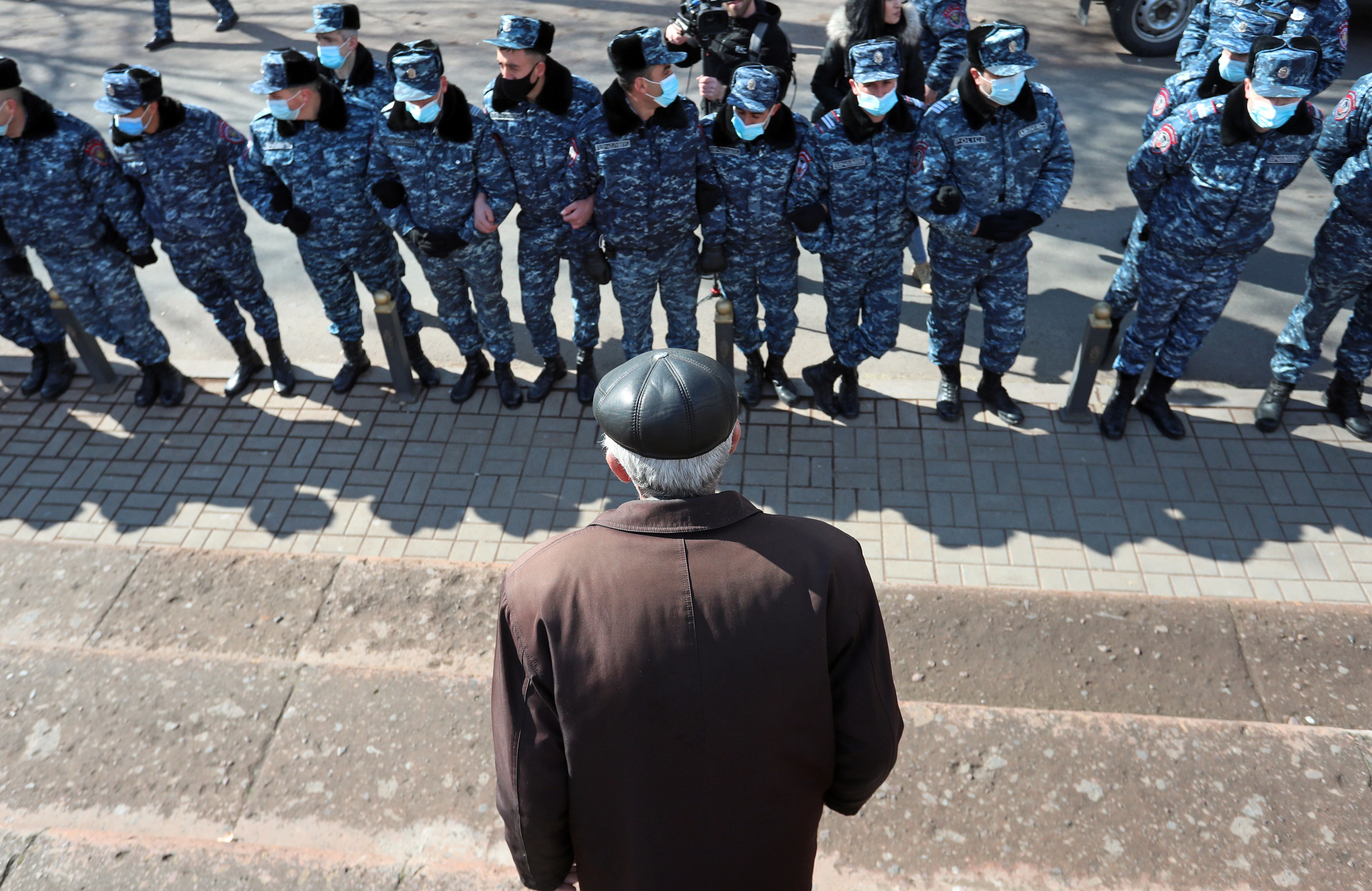 Оппозиция в Армении призывает силовиков перейти на сторону активистов