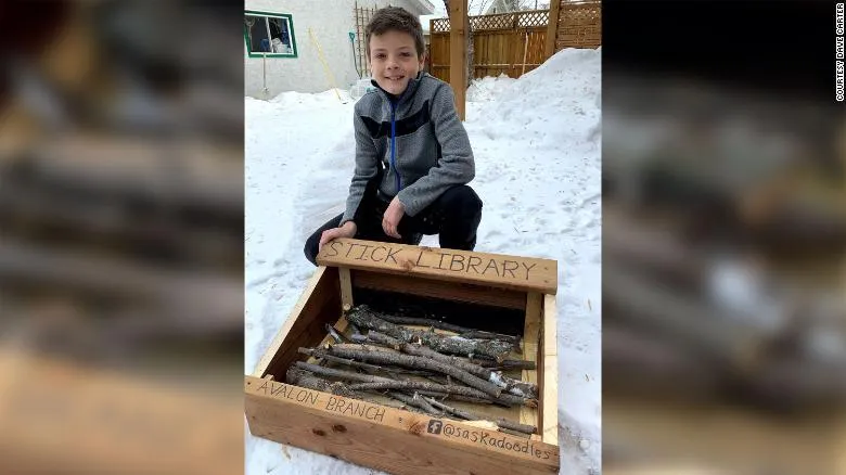 10-летний изобретатель из своей библиотекой 10-летний изобретатель из своей библиотекой