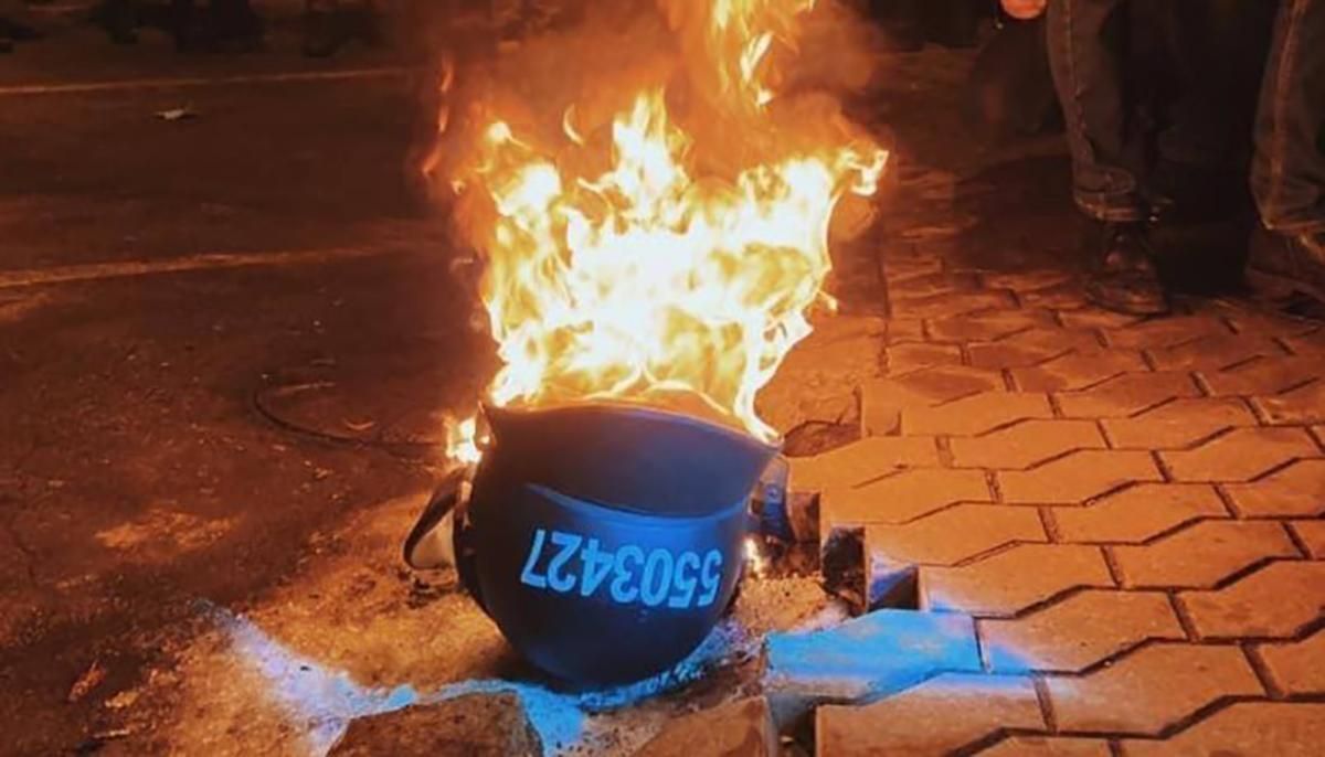 Мітингувальники на протестах через вирок Стерненку палять шоломи