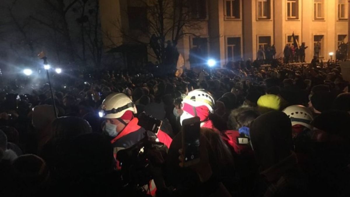 Протестувальники вилізли на дах прохідної ОП: силовики зганяли – відео Протестувальники вилізли на дах прохідної ОП: силовики зганяли – відео