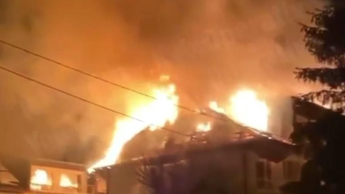У Києві на ДВРЗ палає будинок: відео - Новини