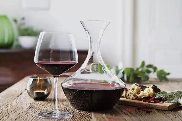 Декантація може врятувати ваше вино! / Фото Fama Декантація може врятувати ваше вино! / Фото Fama