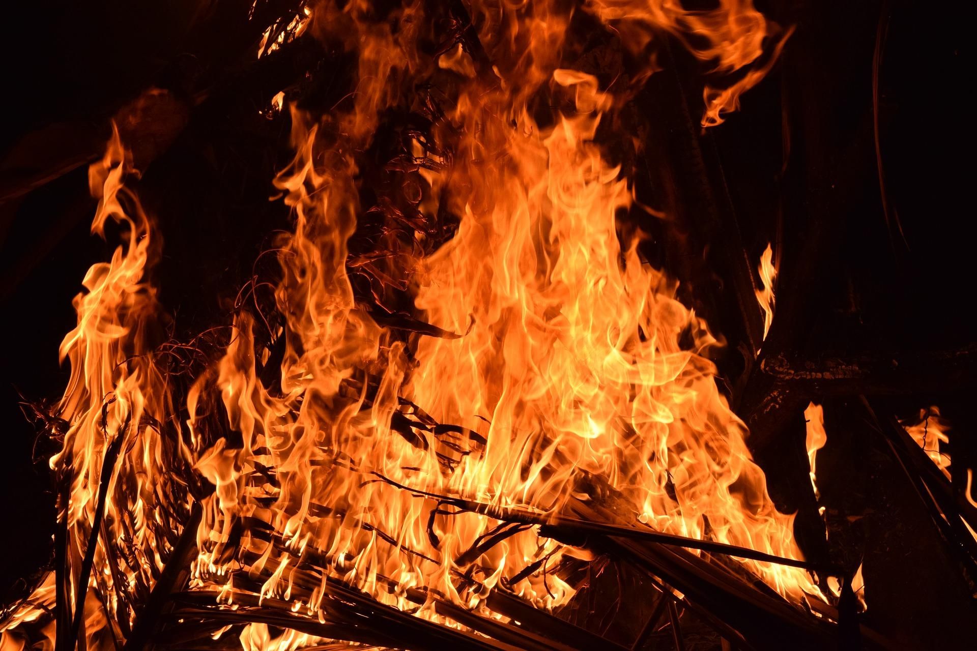 Ніч вогню у Києві: палає ще один об’єкт – склад на заводі Квазар