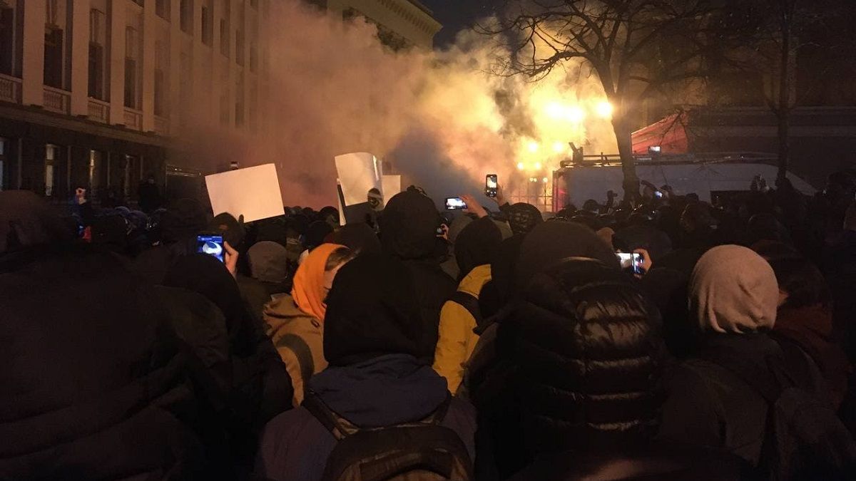Протесты в Киеве 23 февраля 2021: Офис Президента забросали шашками