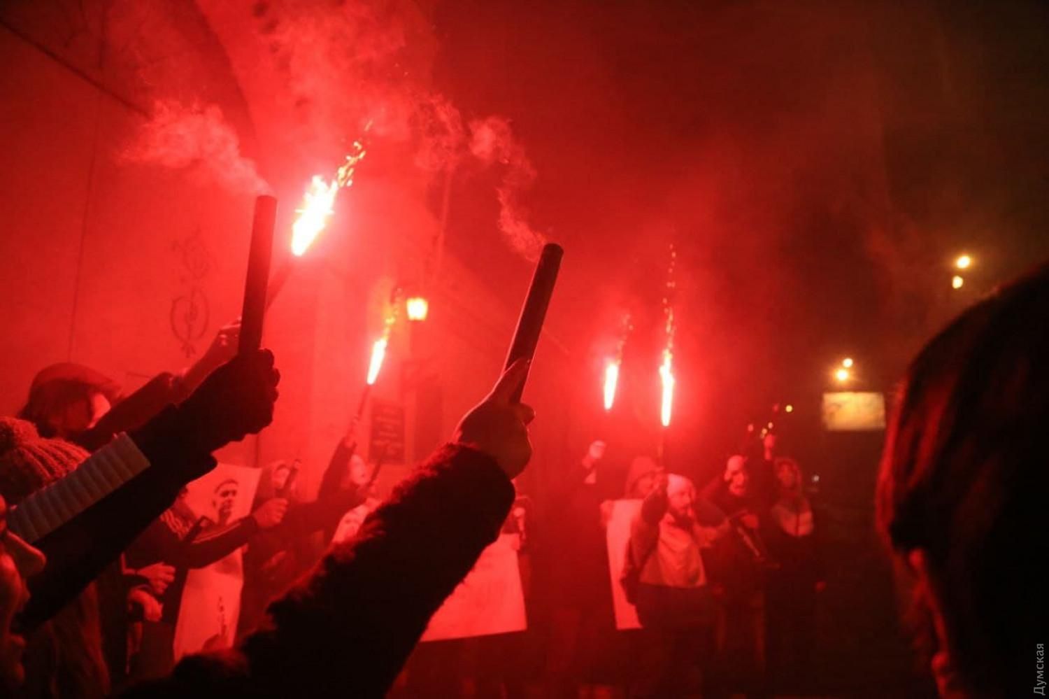Активісти в Одесі під СІЗО палять фаєри – вражаючі фото та відео