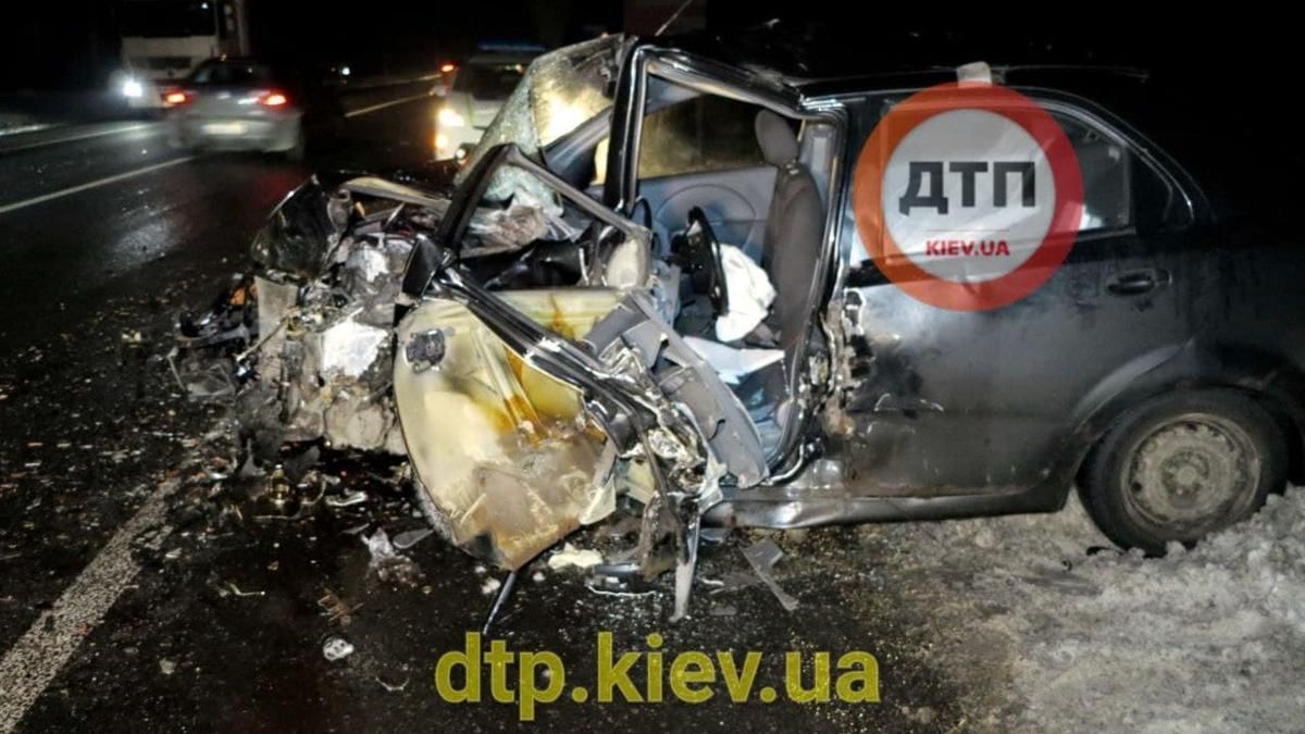 В Киеве на водитель BMW спровоцировал лобовую ДТП и вылетел из окна