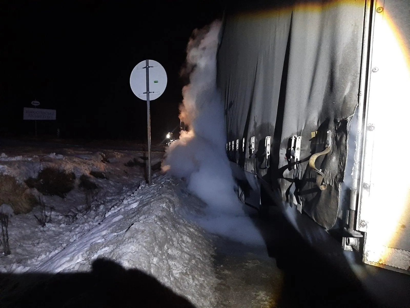 На Львівщині посеред дороги загорілась вантажівка: фото з місця пожежі