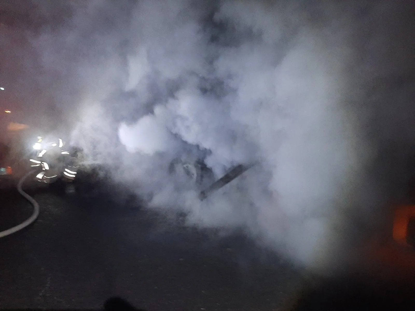 На Львівщині посеред дороги загорілась вантажівка: фото з місця пожежі