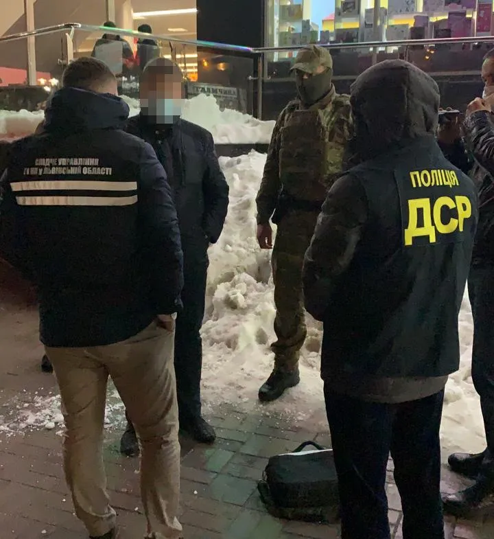 У Львові на хабарі затримали посадовця ЛОДА: йому загрожує до 10 років за ґратами – фото У Львові на хабарі затримали посадовця ЛОДА: йому загрожує до 10 років за ґратами – фото