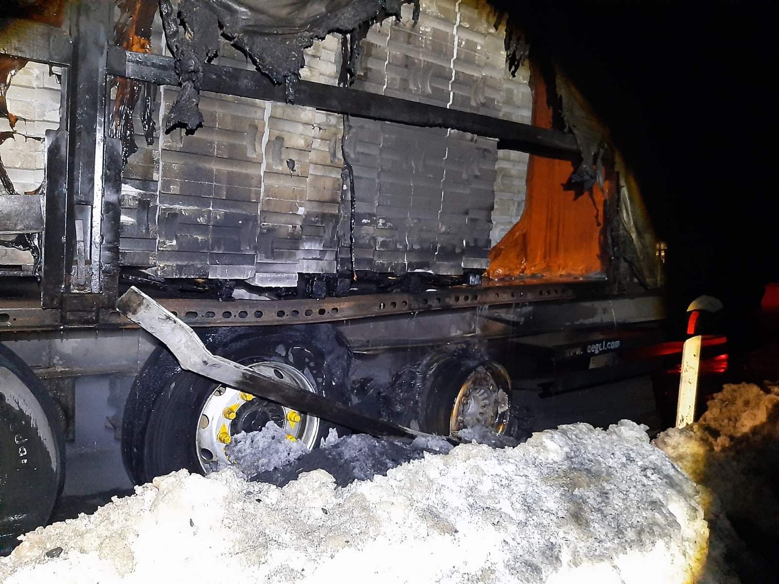 На Львовщине посреди дороги загорелся грузовик: фото с места пожара 