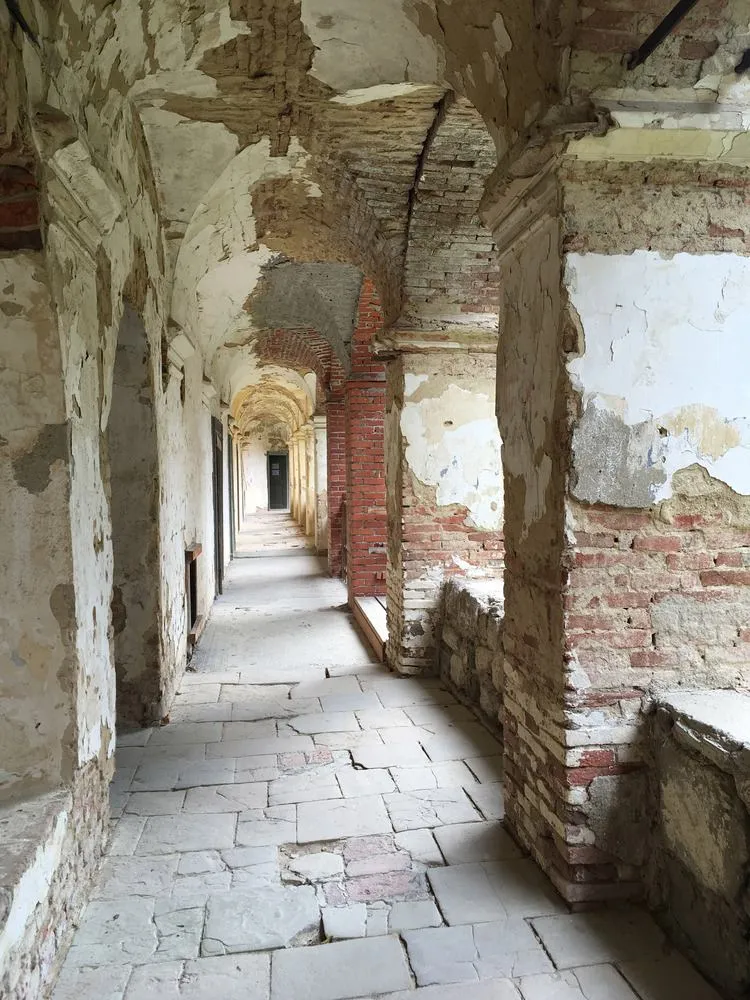 Такий вигляд мають частини замку без реставрації Такий вигляд мають частини замку без реставрації