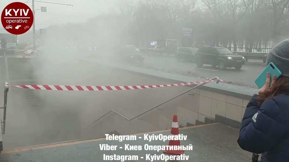 На проспекте Победы в Киеве затопило кипятком подземный переход