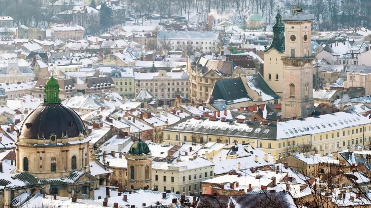 Во Львове на женщину упала глыба снега: ее госпитализировали с многочисленными травмами Во Львове на женщину упала глыба снега: ее госпитализировали с многочисленными травмами