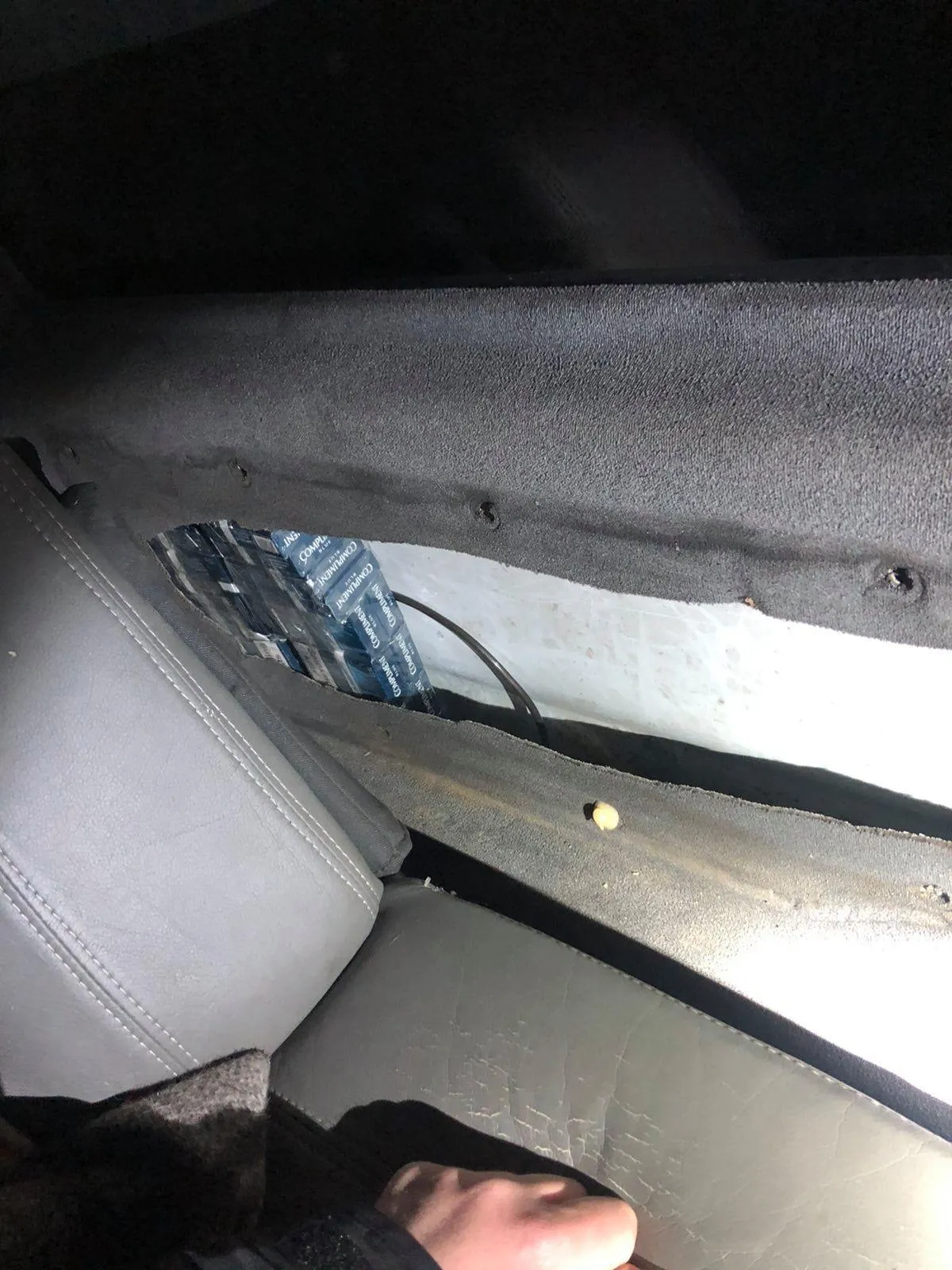 Перевозив 1,7 тисячі пачок сигарет в обшивці авто: митники затримали контрабандиста – фото Перевозив 1,7 тисячі пачок сигарет в обшивці авто: митники затримали контрабандиста – фото