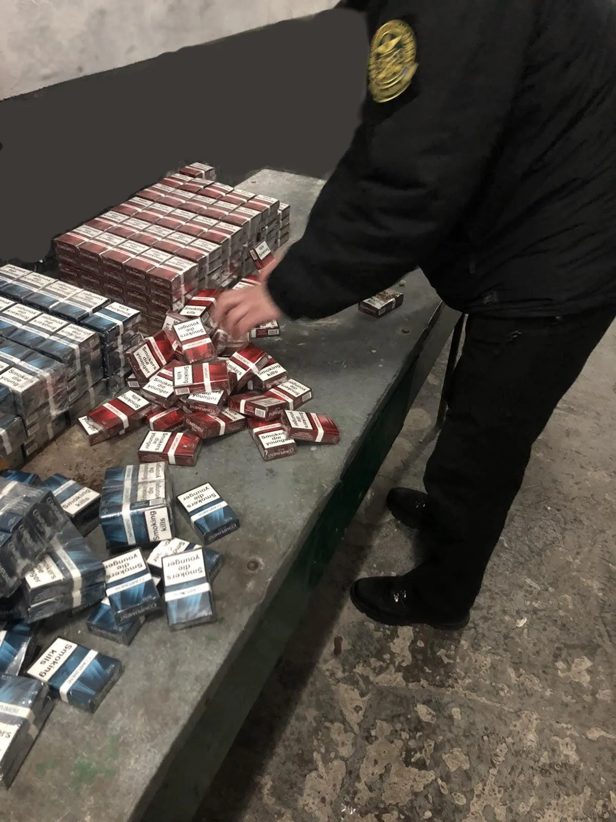 Перевозив 1,7 тисячі пачок сигарет в обшивці авто: митники затримали контрабандиста – фото Перевозив 1,7 тисячі пачок сигарет в обшивці авто: митники затримали контрабандиста – фото