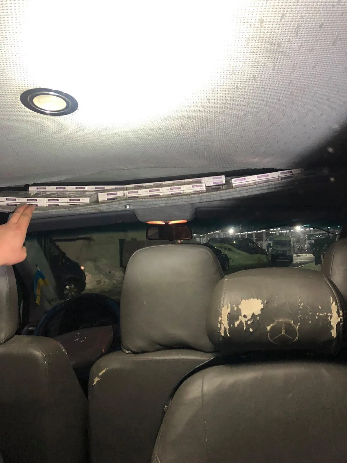 Перевозив 1,7 тисячі пачок сигарет в обшивці авто: митники затримали контрабандиста – фото Перевозив 1,7 тисячі пачок сигарет в обшивці авто: митники затримали контрабандиста – фото
