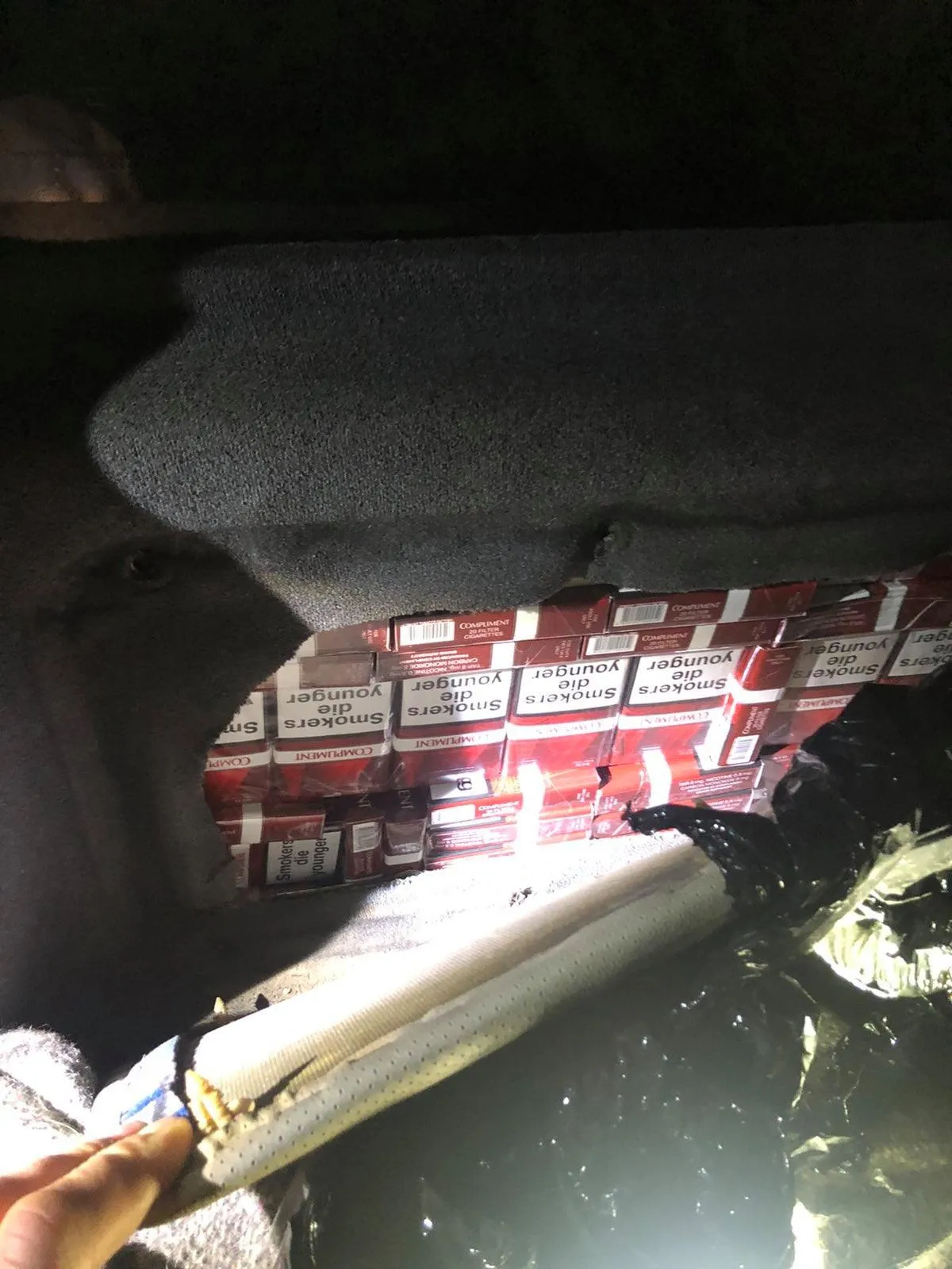 Перевозив 1,7 тисячі пачок сигарет в обшивці авто: митники затримали контрабандиста – фото