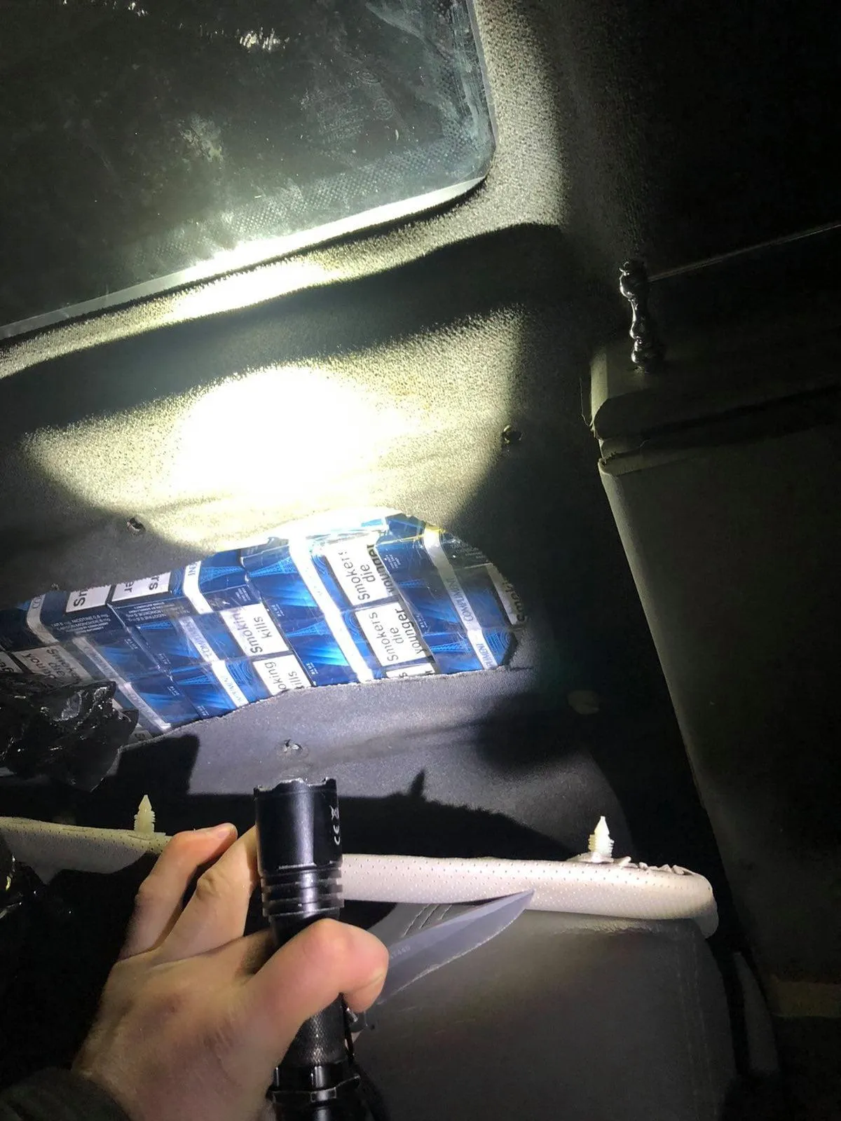 Перевозив 1,7 тисячі пачок сигарет в обшивці авто: митники затримали контрабандиста – фото Перевозив 1,7 тисячі пачок сигарет в обшивці авто: митники затримали контрабандиста – фото