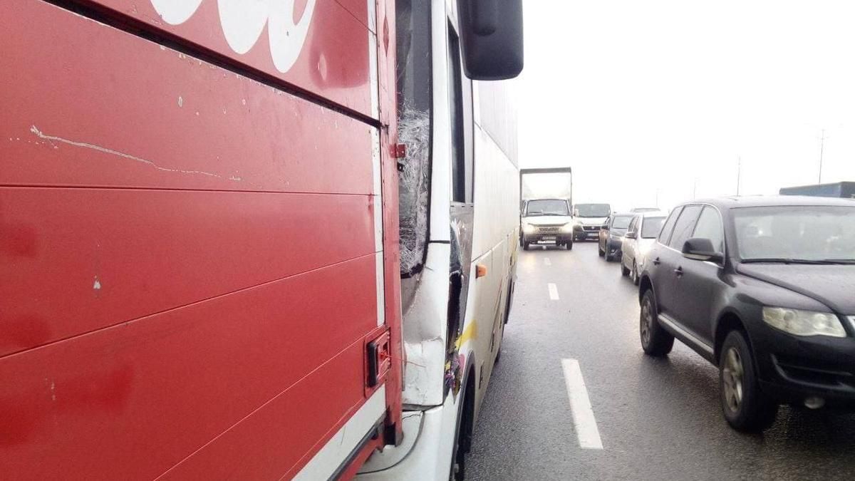 В Киеве автобус врезался в грузовик