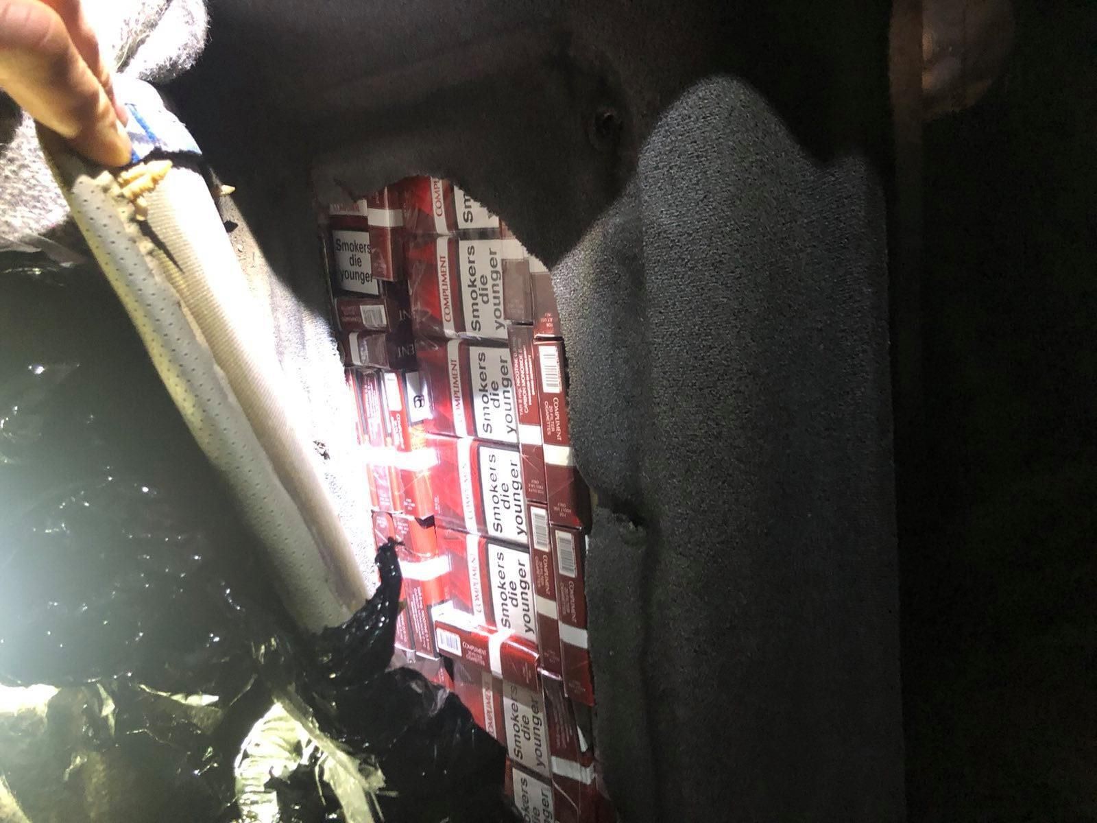 Перевозил 1,7 тысячи пачек сигарет в обшивке автомобиля: таможенники задержали контрабандиста - фото 