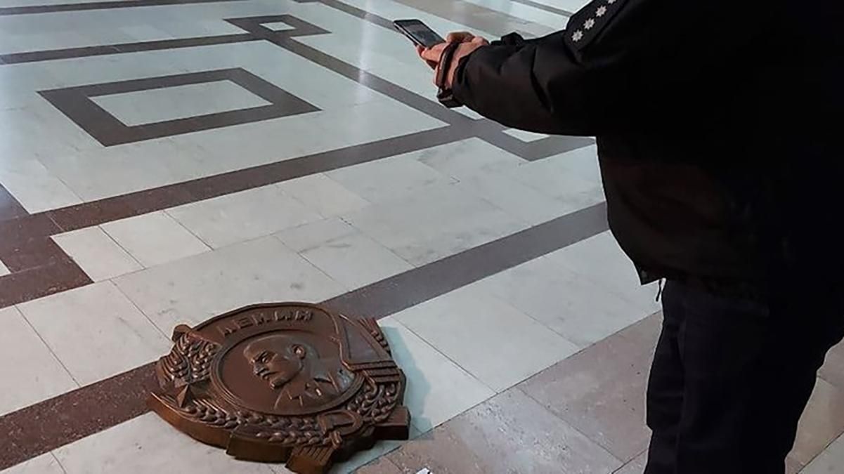 У Харківській міськраді зняли барельєф із Леніним 24 лютого 2021: усі подробиці – фото, відео У Харківській міськраді зняли барельєф із Леніним 24 лютого 2021: усі подробиці – фото, відео