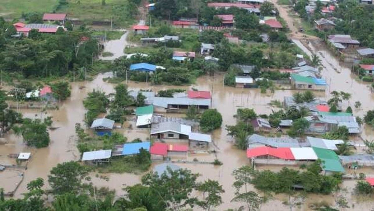 В Перу от наводнения пострадали тысячи домов фото