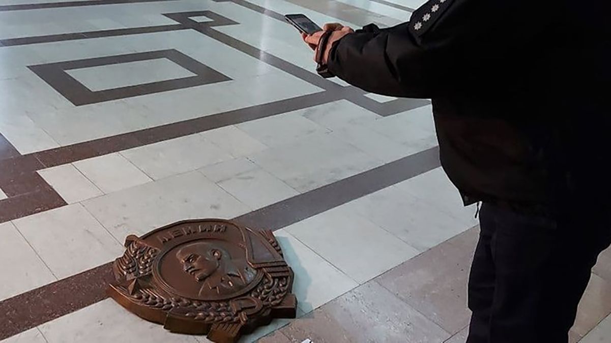 В Харьковском горсовете сняли барельеф с Лениным 24 февраля 2021: все подробности – фото, видео В Харьковском горсовете сняли барельеф с Лениным 24 февраля 2021: все подробности – фото, видео