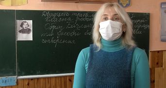 Вчителька вилізла на парту, щоб розповісти дітям вірш Маяковського: відео