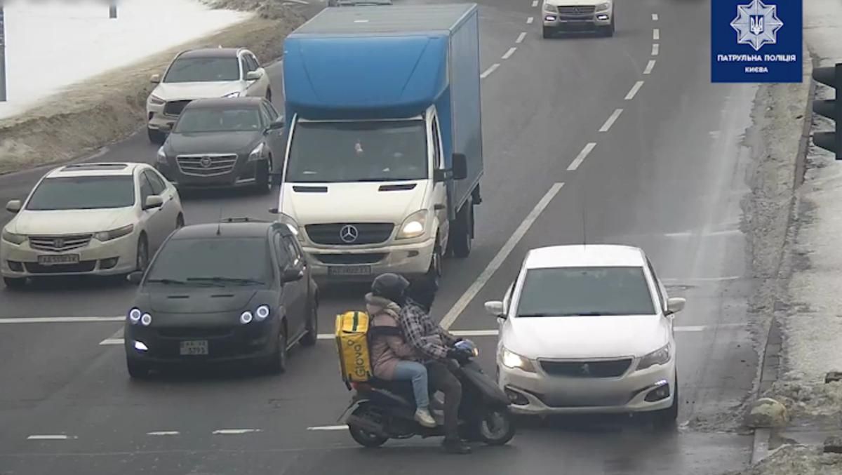 У Києві мопед з кур'єром Glovo влетів у легковик У Києві мопед з кур'єром Glovo влетів у легковик