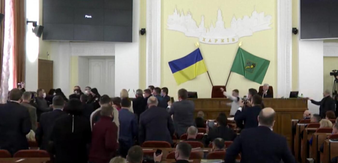 У Харківській міськраді відгамселили депутатів Шарія: відео У Харківській міськраді відгамселили депутатів Шарія: відео