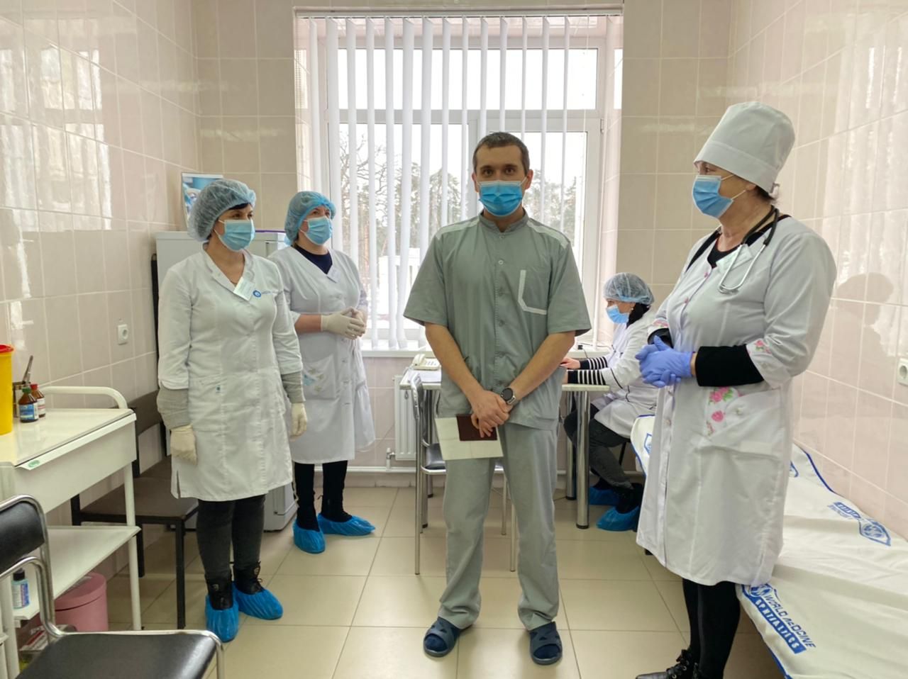 Как комарик укусил, – первые вакцинированные против COVID-19 в Украине о самочувствии