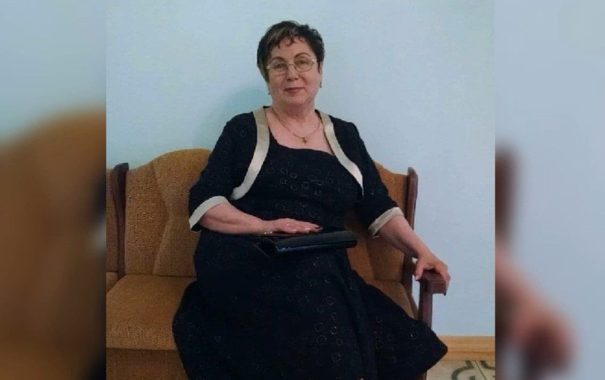 Директор отчитала учеников за одежду: в таких брюках ходят в конюшню Директор отчитала учеников за одежду: в таких брюках ходят в конюшню