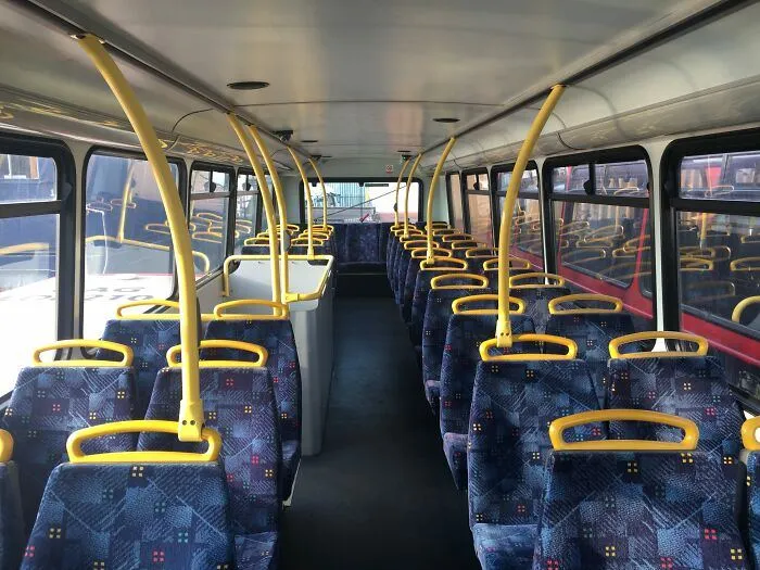 В автобусе пришлось демонтировать сиденья