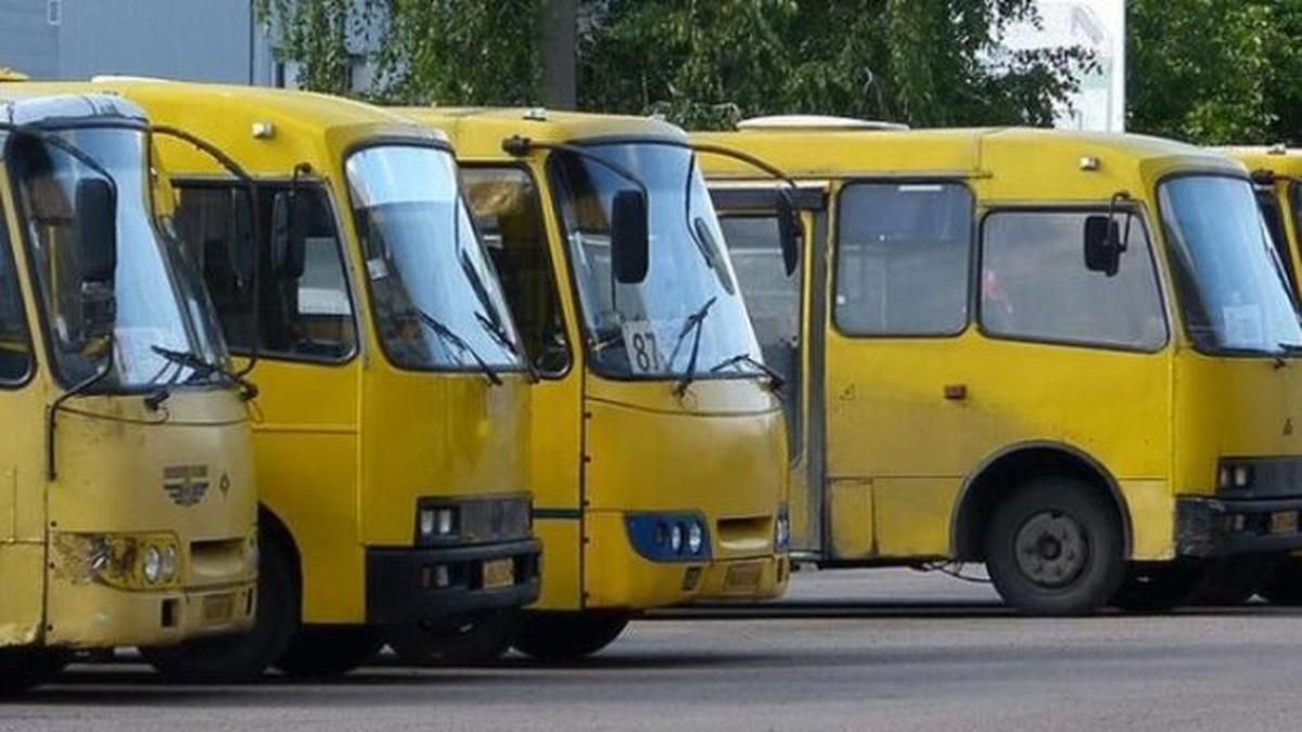 В Киеве в забитой пассажирами маршрутке на ходу отпало колесо