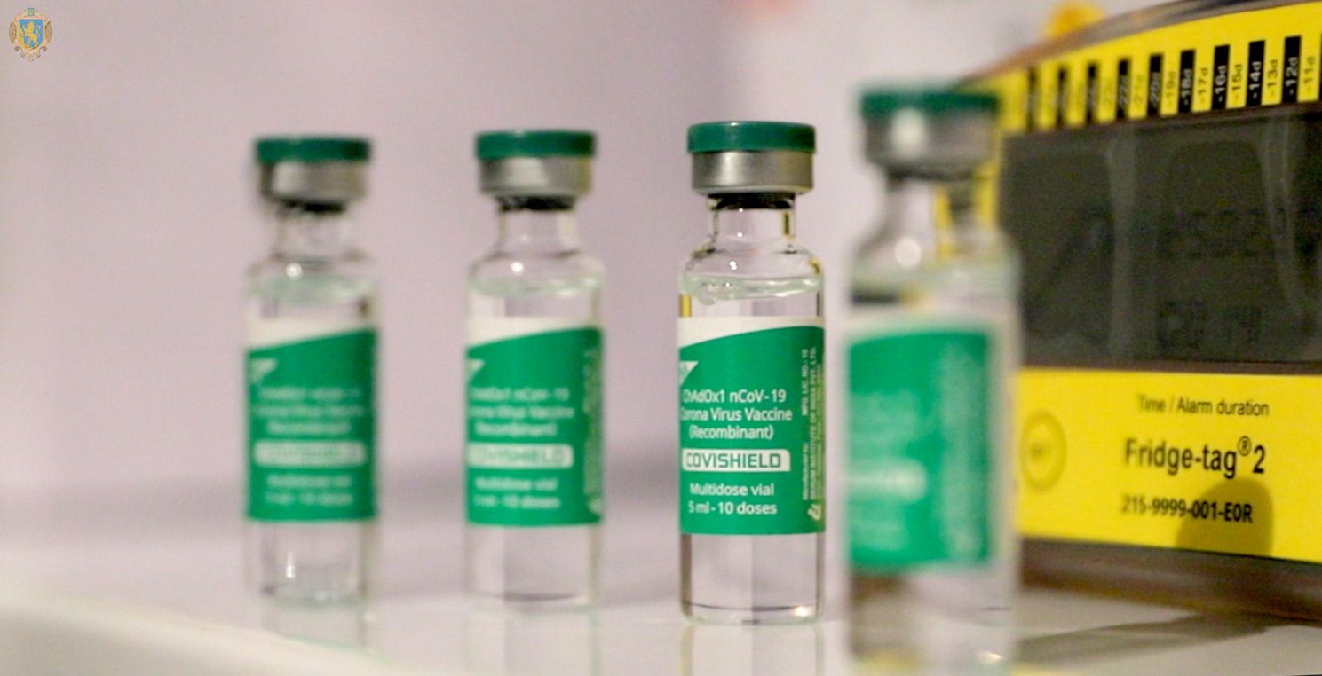 На Львівщину привезли 42,2 тисячі доз вакцини від коронавірусу: фото