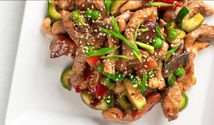 Курочка гунбао в кисло-солодкому соусі з овочами: смачний рецепт вечері за 30 хвилин