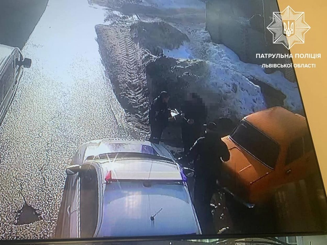 Вырвали из рук 300 долларов: во Львове 50-летняя львовянка со своим сыном ограбила женщину - фото Вырвали из рук 300 долларов: во Львове 50-летняя львовянка со своим сыном ограбила женщину - фото