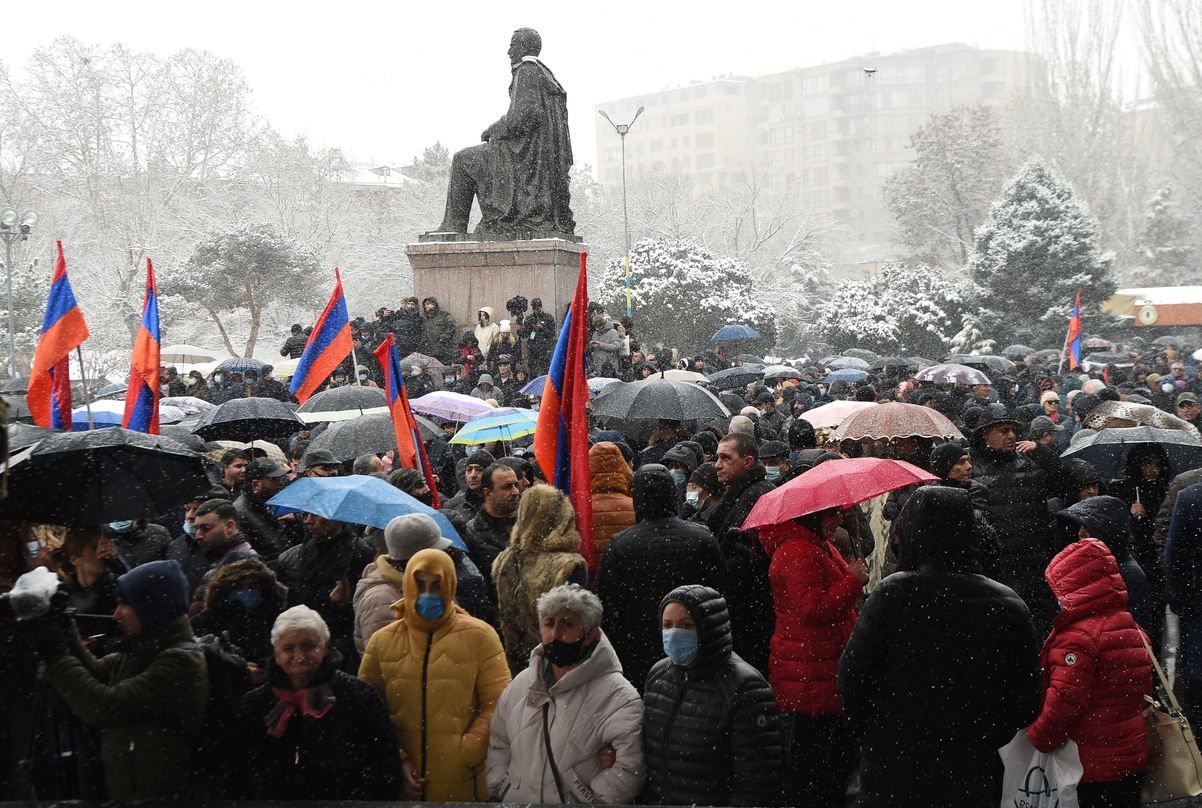 Ситуация в Армении обостряется: в Ереване летают истребители Ситуация в Армении обостряется: в Ереване летают истребители