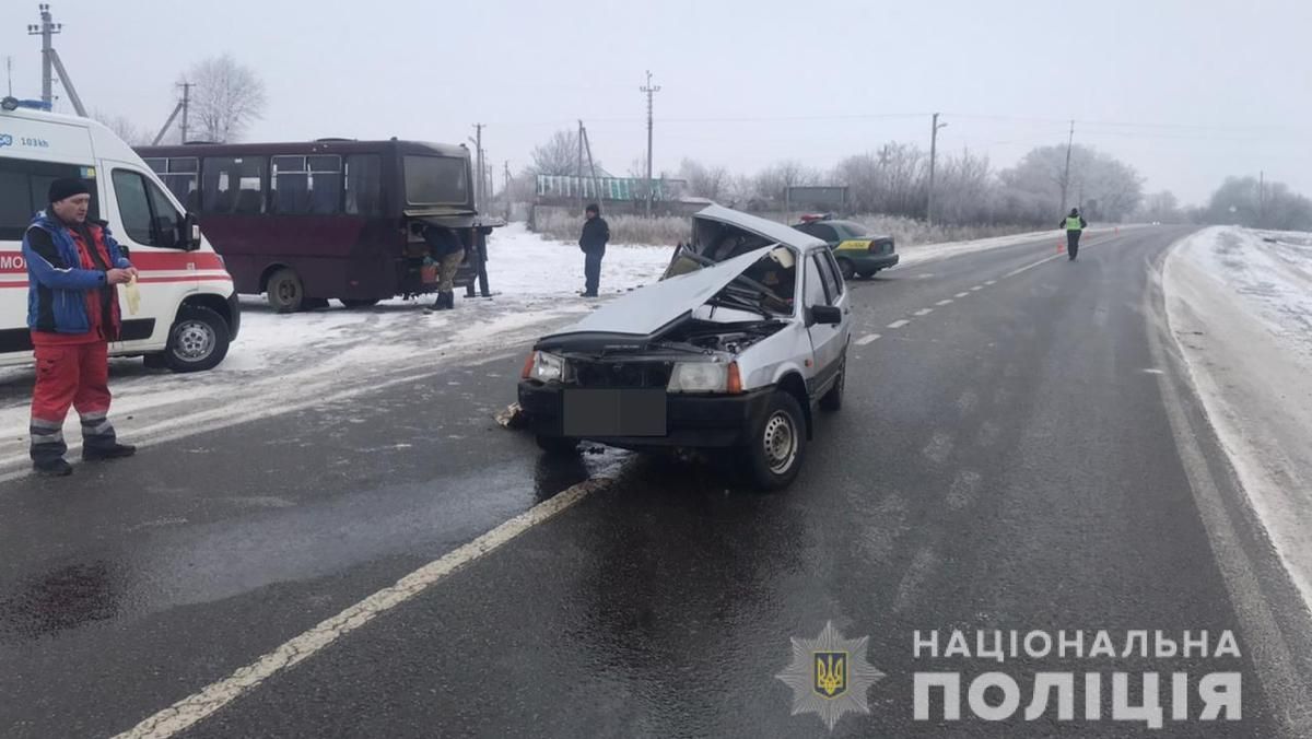 На Харківщині легковик влетів у автобус із 15 пасажирами, є загиблі