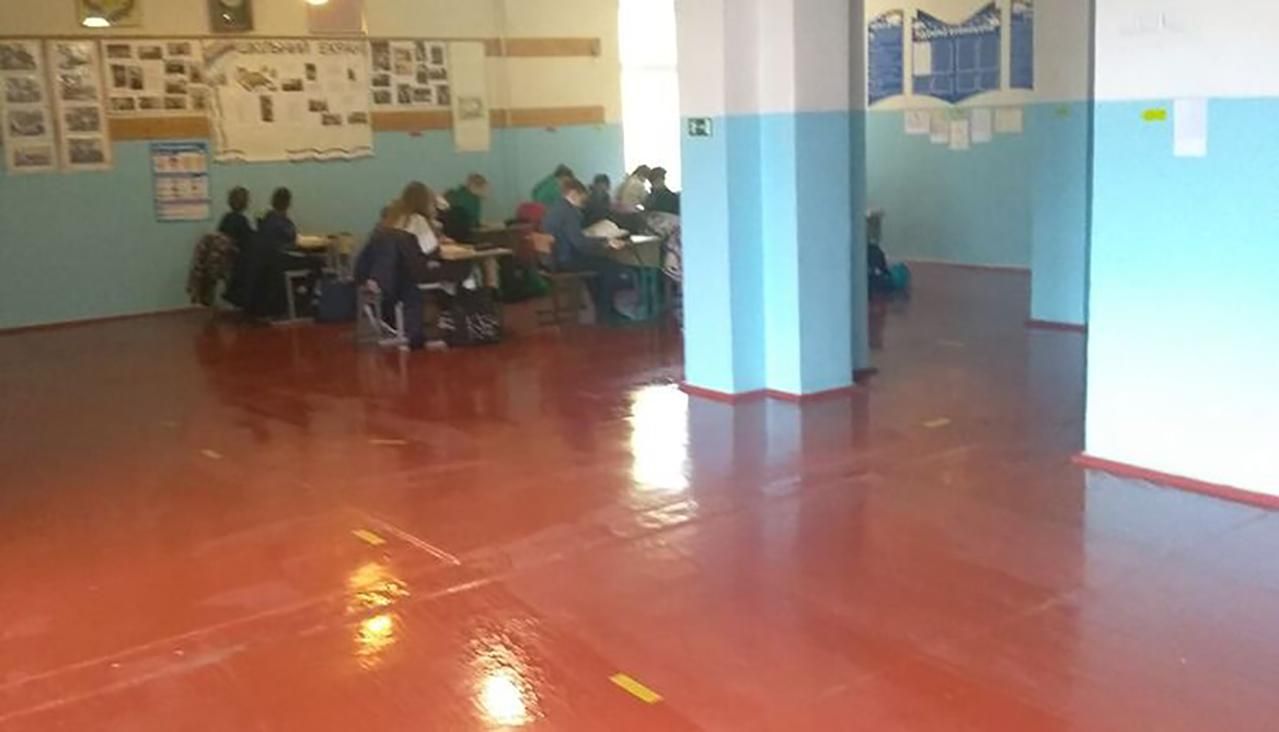 У школі на Київщині вчителі проводять уроки у коридорах: фото