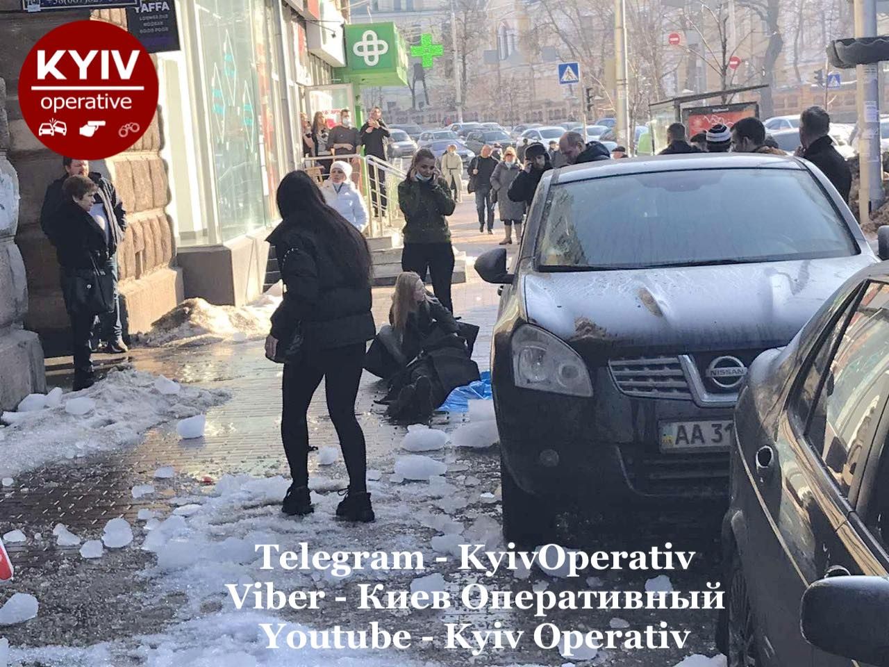 У Києві на голову людині впав велетенський шматок льоду - Новини
