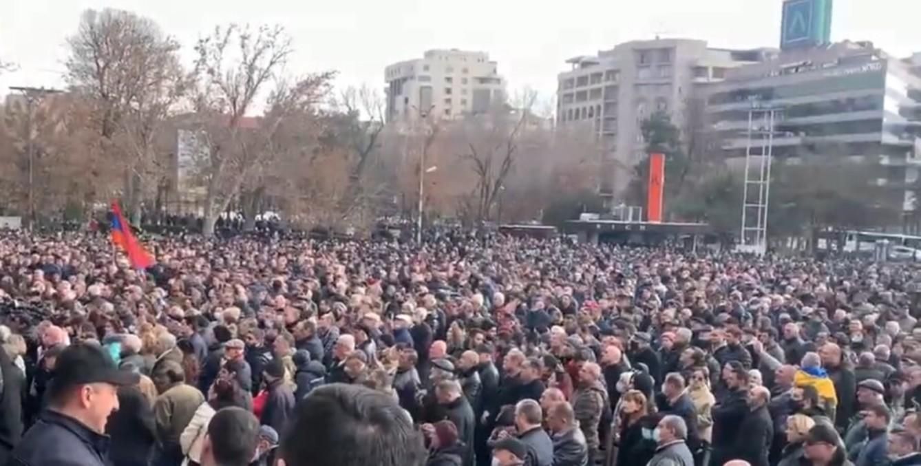 Протестующие в Ереване перекрывают баррикадами центр города