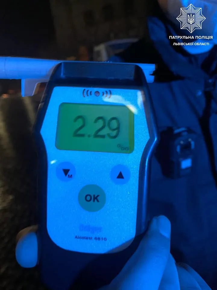 Просто не помітив: у Львові п'яний тракторист заднім ходом влетів у Hyundai: фото Просто не помітив: у Львові п'яний тракторист заднім ходом влетів у Hyundai: фото