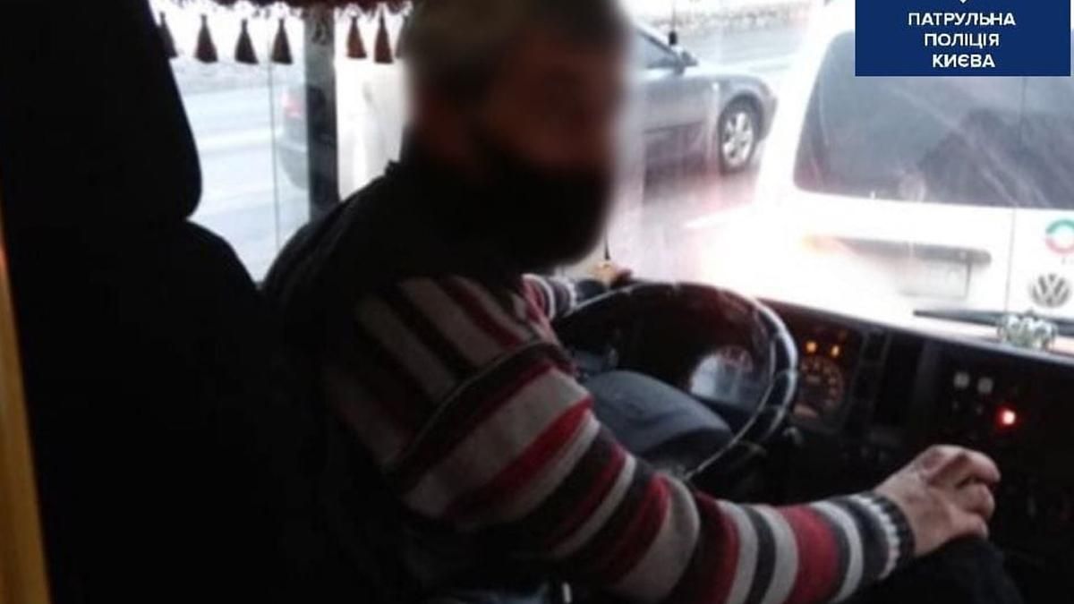 В Киеве уволили водителя маршрутки, который выгнал детей й дедушку