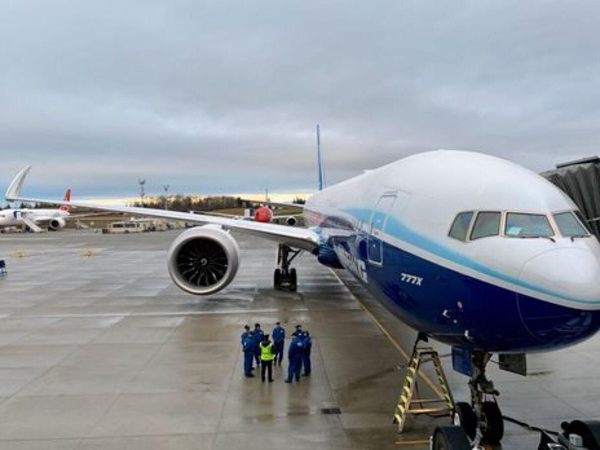 В Росії Boeing зробив екстрену посадку  через проблеми з двигуном