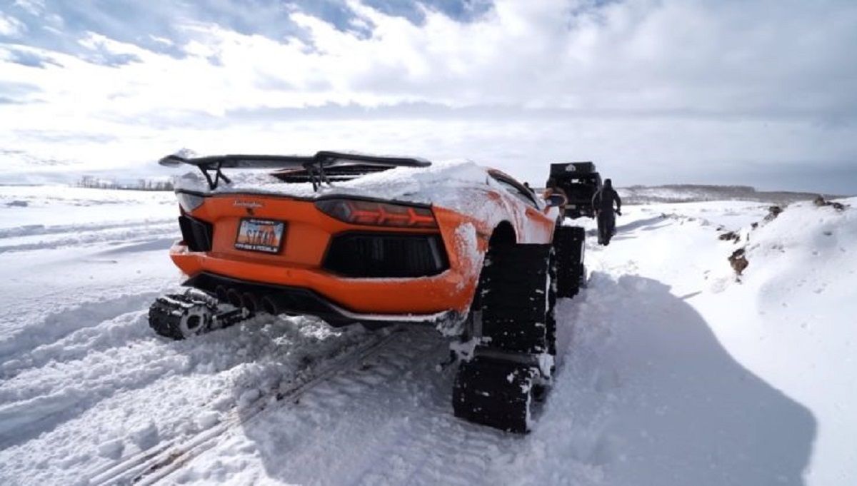 С Lamborghini сделали танк на гусеницах против снега - видео